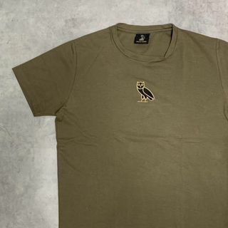 【OVO】センターロゴ刺繍Tシャツ　アーミーグリーン　スニーカードレイク(Tシャツ/カットソー(半袖/袖なし))