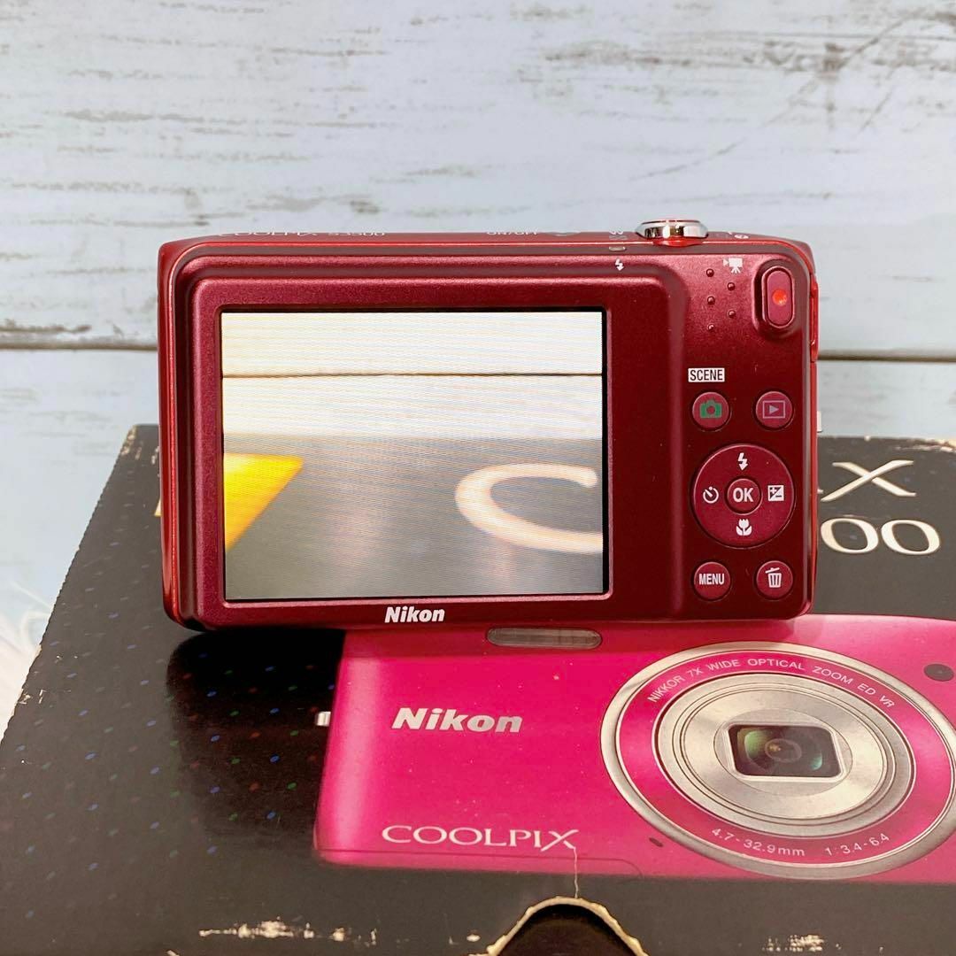 Nikon デジカメ coolpix  S3500 RED ニコン　コンデジ スマホ/家電/カメラのカメラ(コンパクトデジタルカメラ)の商品写真