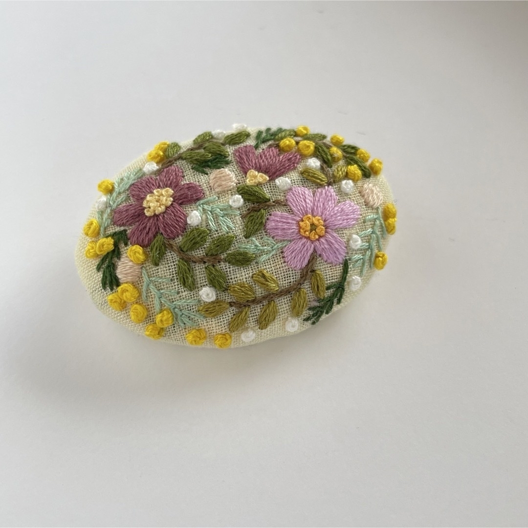 刺繍ブローチorヘアゴム ハンドメイドのアクセサリー(コサージュ/ブローチ)の商品写真