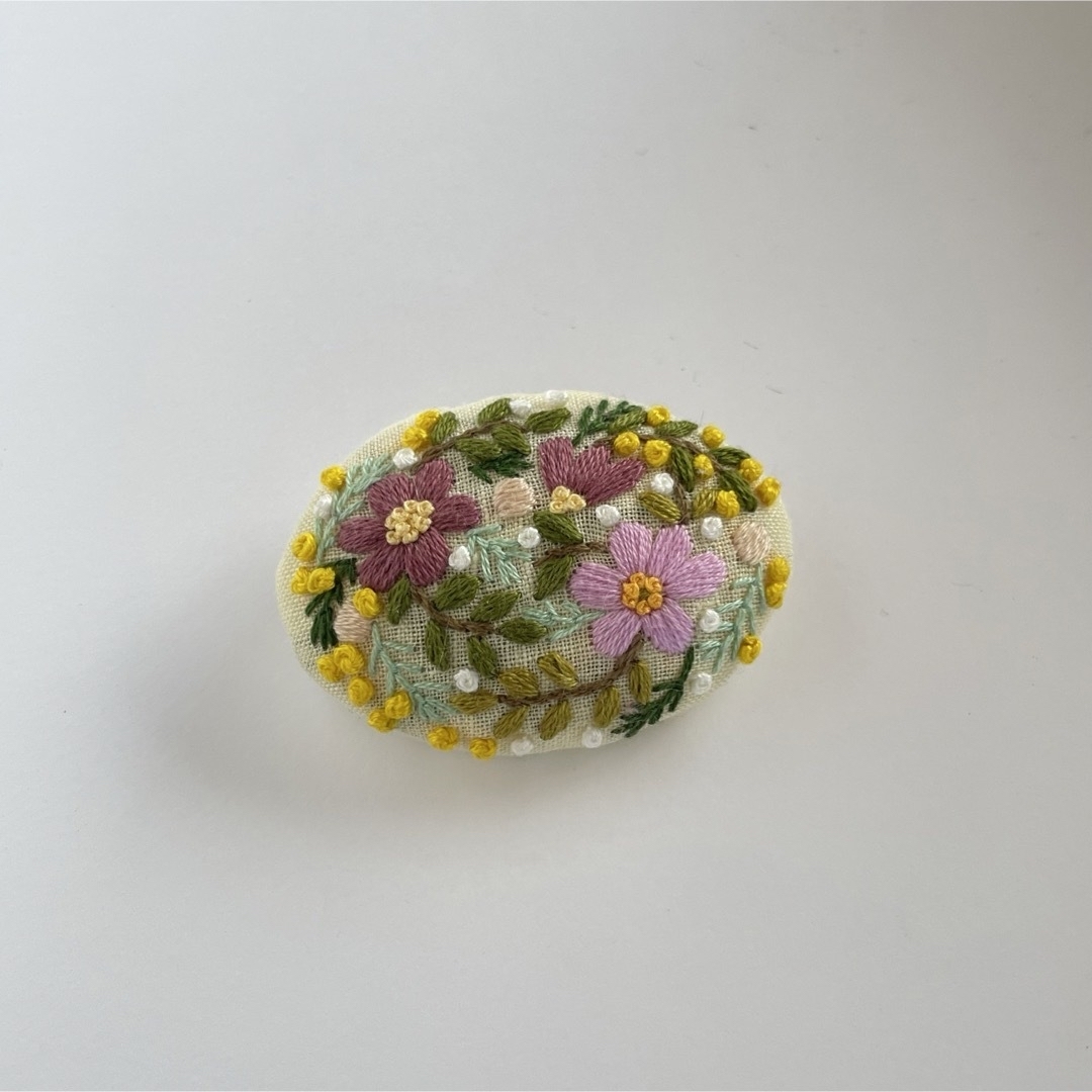 刺繍ブローチorヘアゴム ハンドメイドのアクセサリー(コサージュ/ブローチ)の商品写真