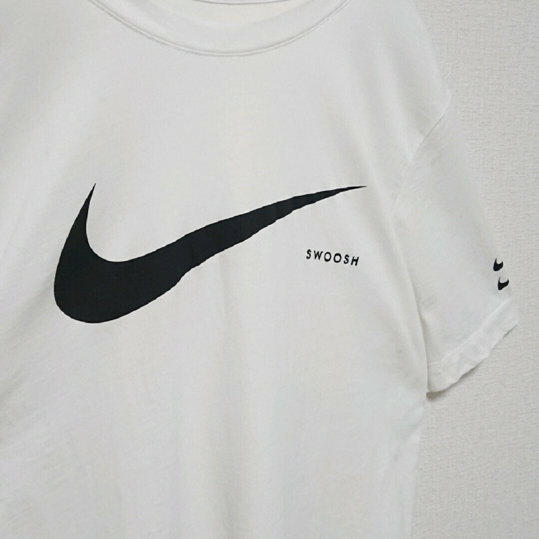 NIKE(ナイキ)の定番モデル ナイキ SWOOSH センター ロゴ ホワイト 半袖 Tシャツ メンズのトップス(Tシャツ/カットソー(半袖/袖なし))の商品写真