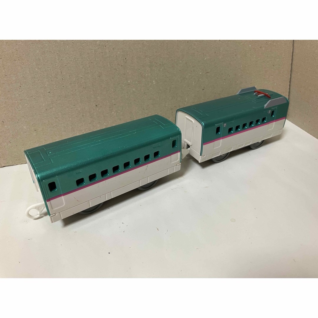 Takara Tomy(タカラトミー)の【プラレール】E5系新幹線はやぶさ 中間車 2種 パンタなし 7号車 2両 エンタメ/ホビーのおもちゃ/ぬいぐるみ(鉄道模型)の商品写真