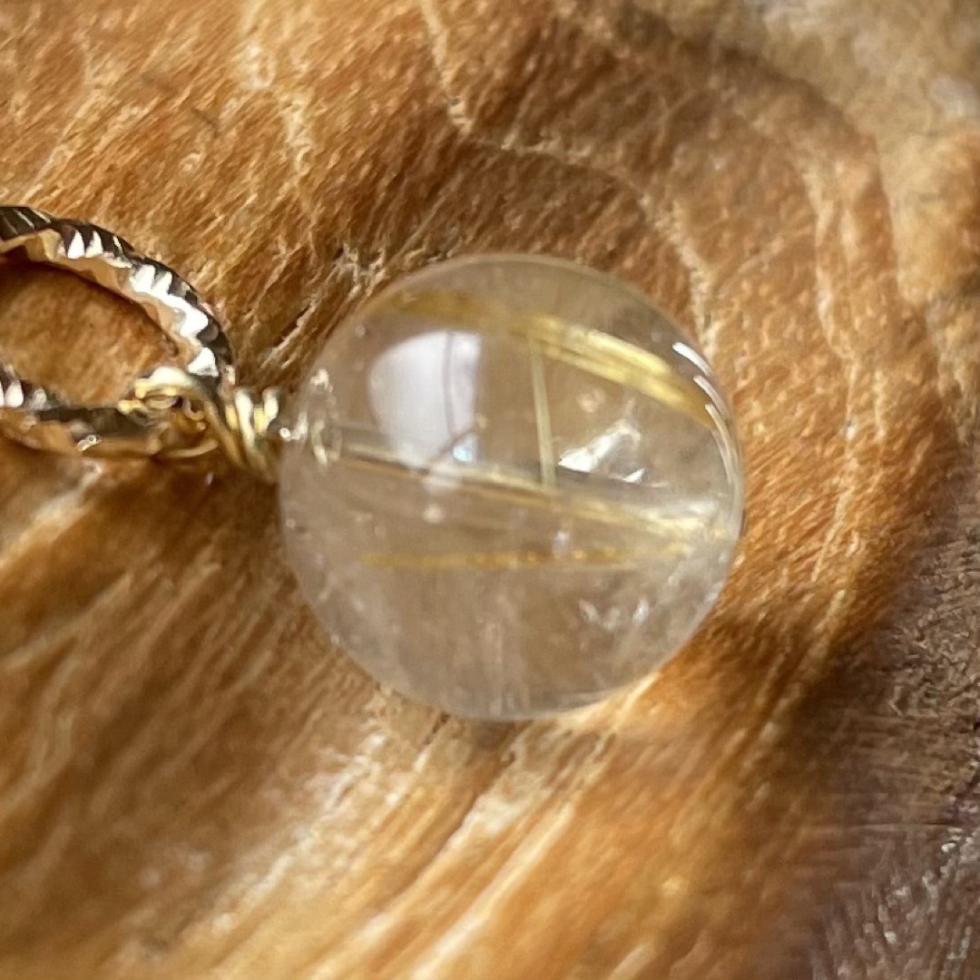 674 天然石　ゴールドルチル　10㎜　針水晶　ネックレス　チャーム ハンドメイドのアクセサリー(ネックレス)の商品写真