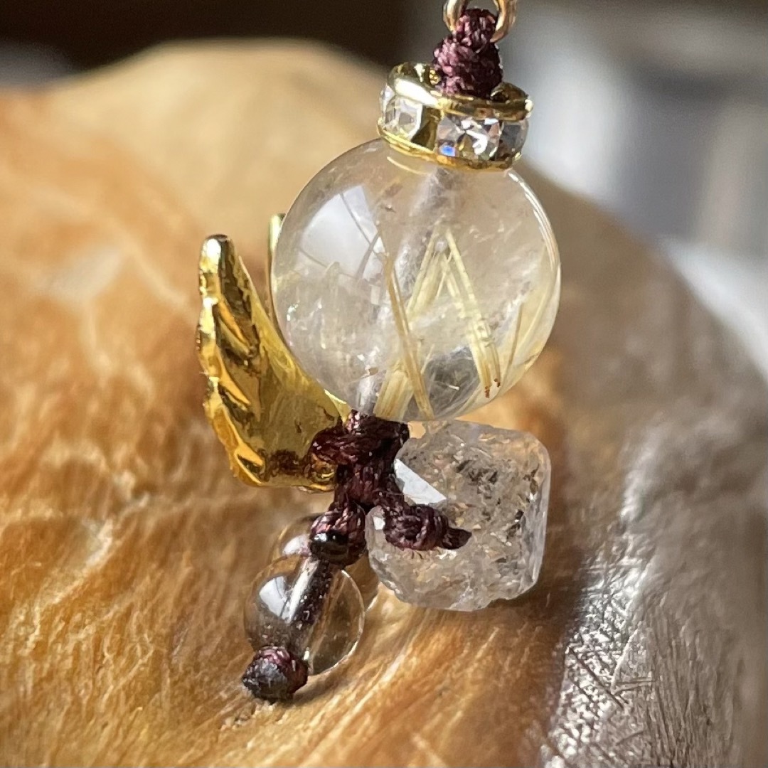 675 天然石　天使　ゴールドルチル　スモーキークォーツ　水晶原石　チャーム ハンドメイドのアクセサリー(チャーム)の商品写真