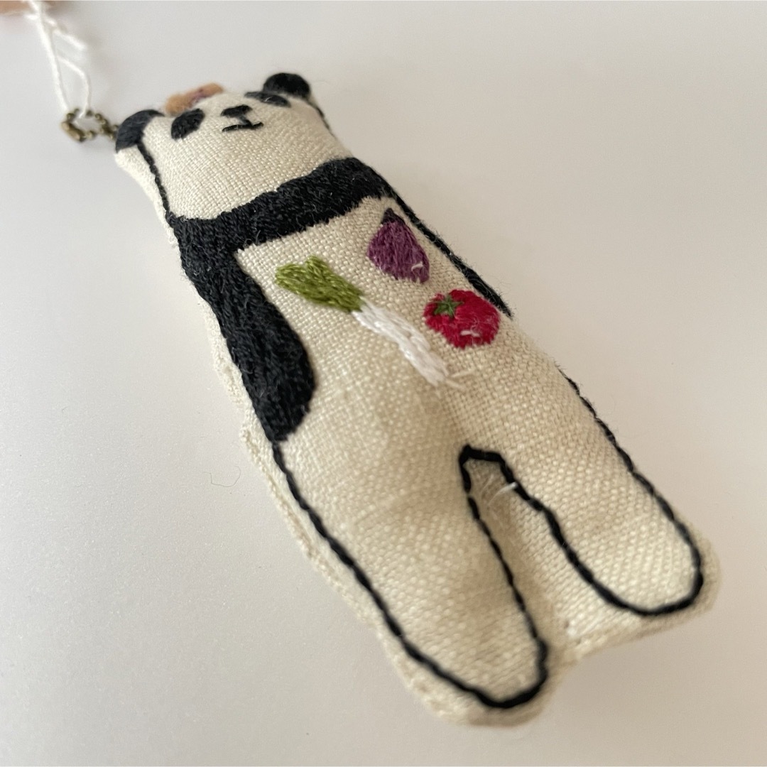 刺繍パンダストラップ ハンドメイドのファッション小物(その他)の商品写真