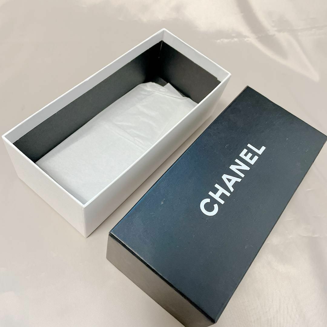 CHANEL ブランドボックス 空箱 18x8x6cm インテリア/住まい/日用品のオフィス用品(ラッピング/包装)の商品写真