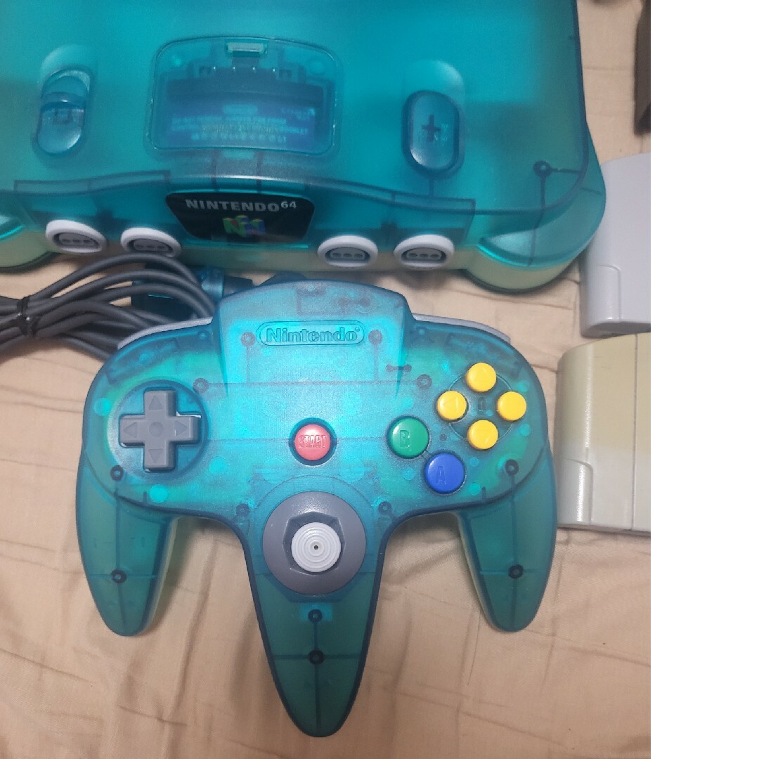 NINTENDO 64(ニンテンドウ64)のNintendo64 クリアブルー 　ソフト4個セット エンタメ/ホビーのゲームソフト/ゲーム機本体(家庭用ゲーム機本体)の商品写真