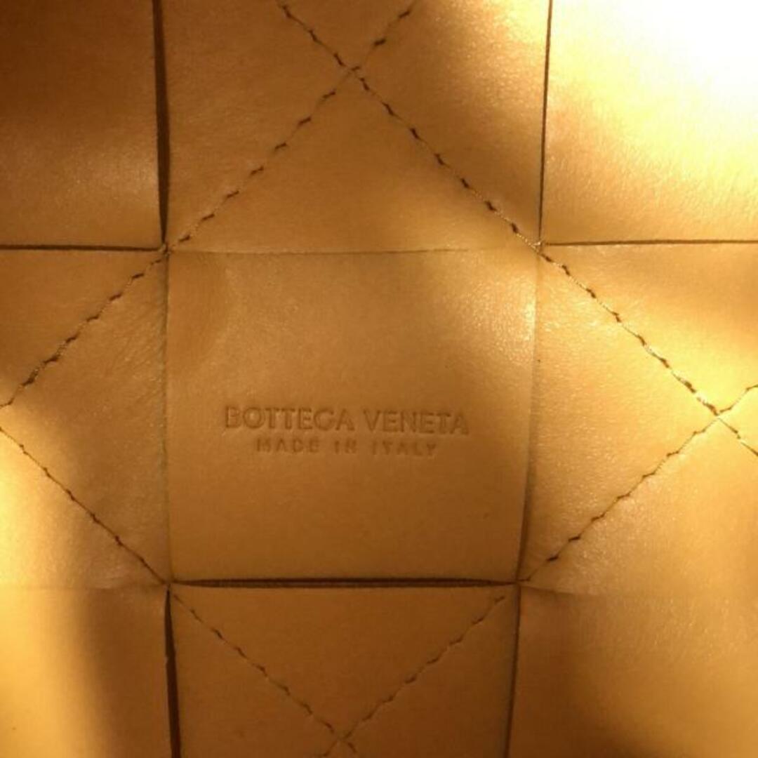 Bottega Veneta(ボッテガヴェネタ)のBOTTEGA VENETA(ボッテガヴェネタ) ショルダーバッグ マキシイントレチャート/スモール カセット クロスボディバケットバッグ ベージュ ミニバッグ/巾着型 ラムスキン  レディースのバッグ(ショルダーバッグ)の商品写真