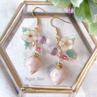 ミルキーいちごのピアス　イヤリング　ハンドメイド　ディップアート(ピアス)