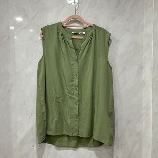 ユニクロ(UNIQLO)のユニクロ　レーヨン　レディース　ノースリーブ　ライムグリーン　Ｌ　(Tシャツ(半袖/袖なし))