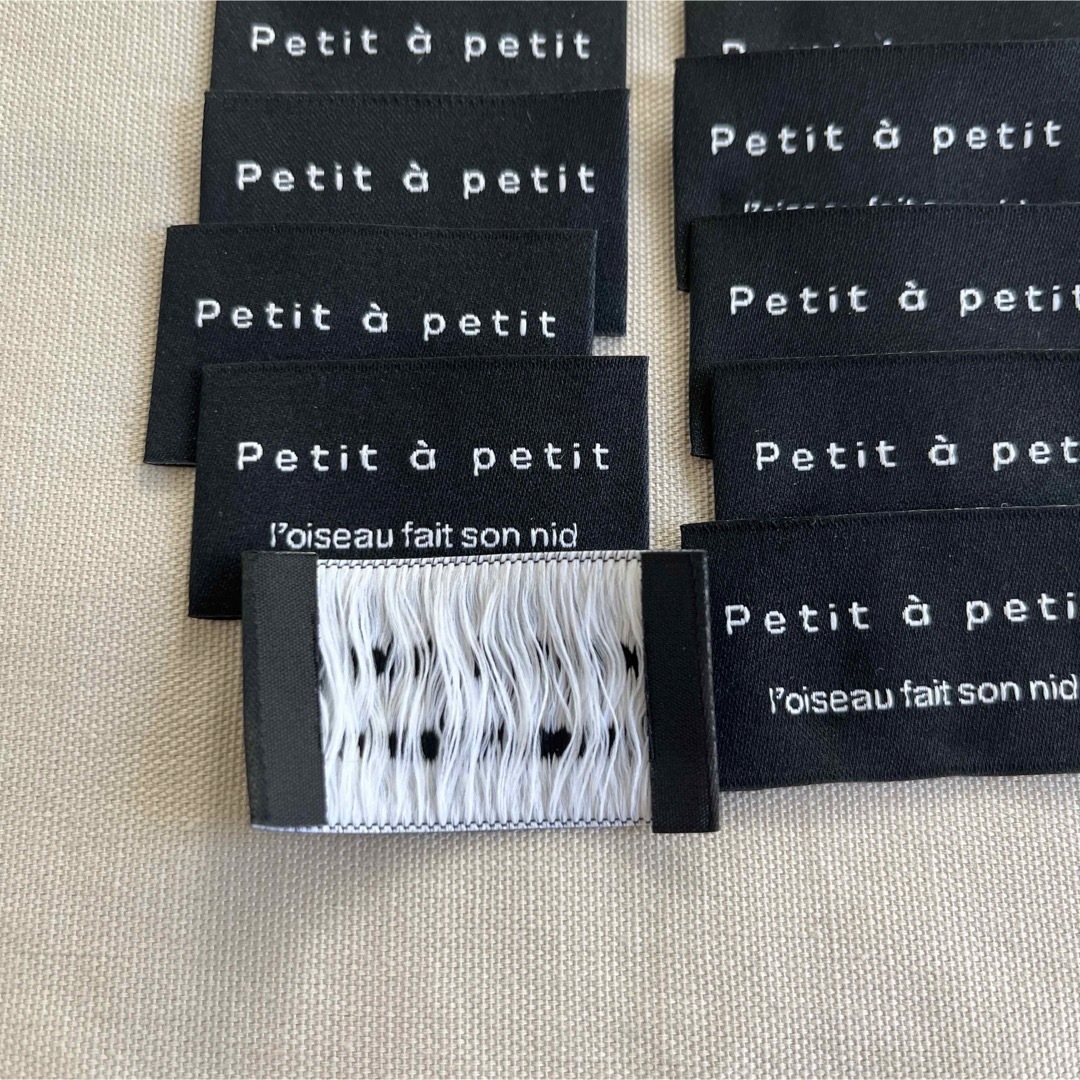 ■プティ タ プティ■ 黒10枚　刺繍タグ　布タグ ハンドメイドの素材/材料(各種パーツ)の商品写真