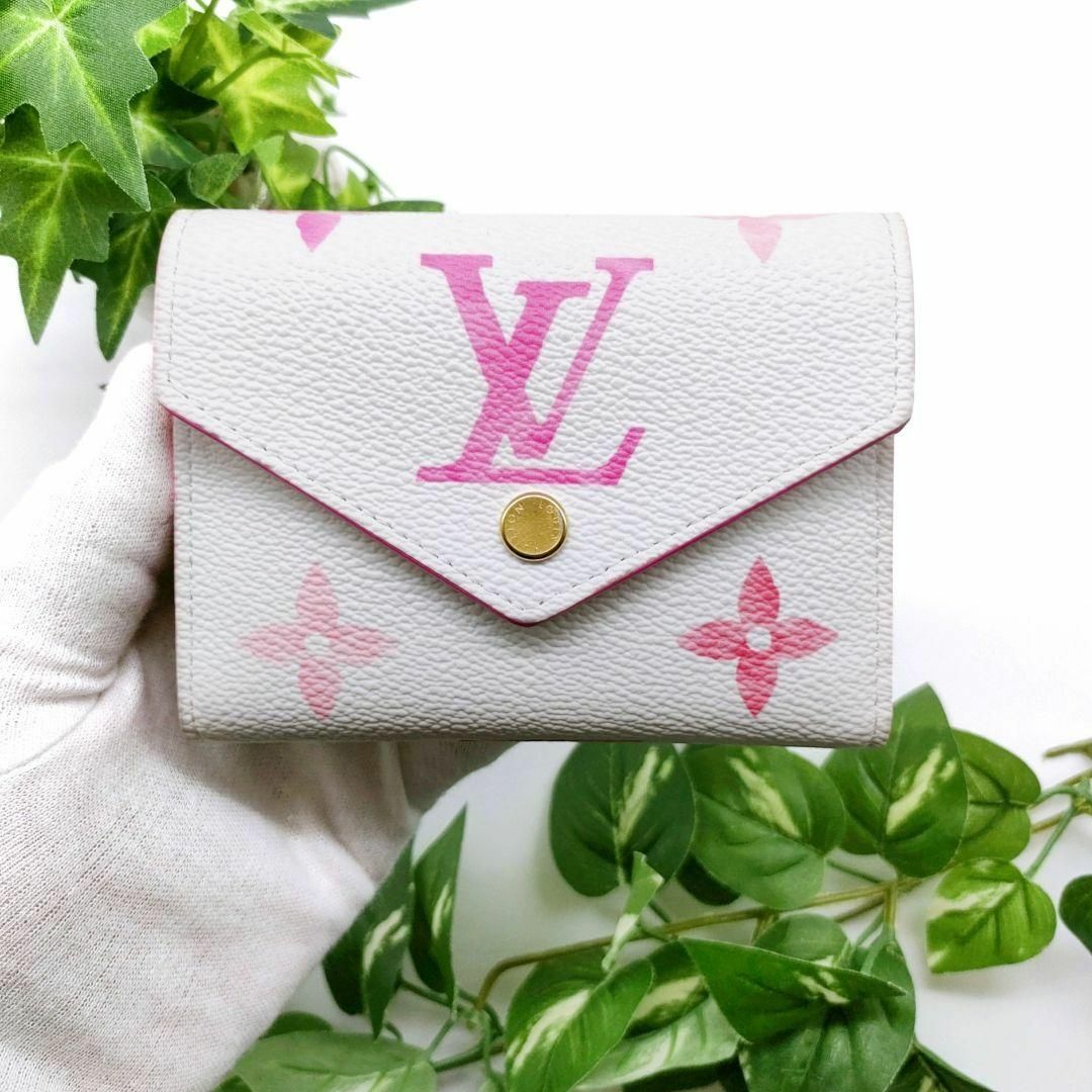 LOUIS VUITTON(ルイヴィトン)のルイヴィトン 三つ折り財布 ポルトフォイユヴィクトリーヌ ピンク バイザ プール レディースのファッション小物(財布)の商品写真