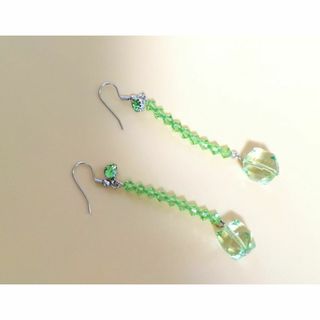 r217【新品・未使用】サディスティックアクション　ピアス グリーン (ピアス)