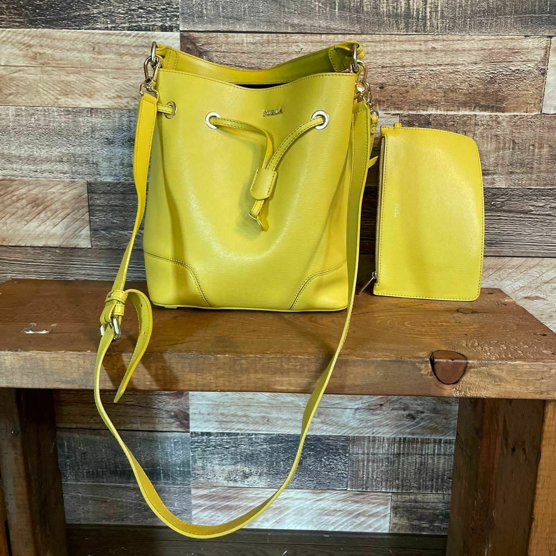 Furla(フルラ)のフルラ ステイシー　2way ショルダーバッグ 巾着　ポーチ付き イエロー レディースのバッグ(ショルダーバッグ)の商品写真