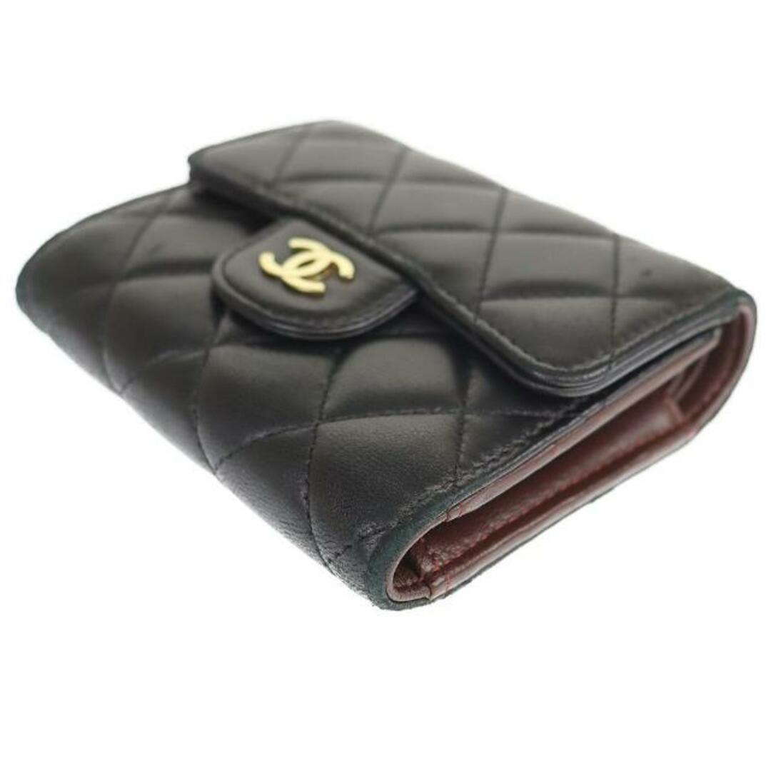 CHANEL(シャネル)のシャネル 三つ折り財布 スモールフラップウォレット ココマーク 中古 ブラック ゴールド金具 ラムスキン CHANEL 【中古】 | コンパクトウォレット 小物入れ 黒 シンプル ブランド ファッション レディース Bランク レディースのファッション小物(財布)の商品写真