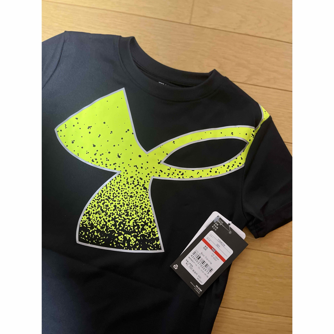 UNDER ARMOUR(アンダーアーマー)の新品　アンダーアーマー　120cm YXS 半袖Tシャツ　トップス　半袖　キッズ キッズ/ベビー/マタニティのキッズ服男の子用(90cm~)(Tシャツ/カットソー)の商品写真