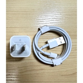 アップル(Apple)のiPhone 純正のアダプター充電器とライトニングケーブル(バッテリー/充電器)
