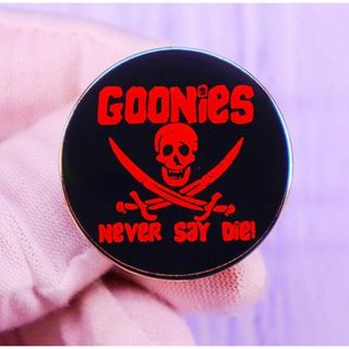 新品 グーニーズ　The Goonies ピンブローチ ピンバッジ ピンズ(バッジ/ピンバッジ)