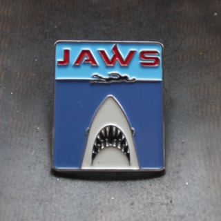 新品　JAWS ジョーズ　ピンブローチ　ピンバッジ　ピンズ　人喰い鮫　サメ　(バッジ/ピンバッジ)