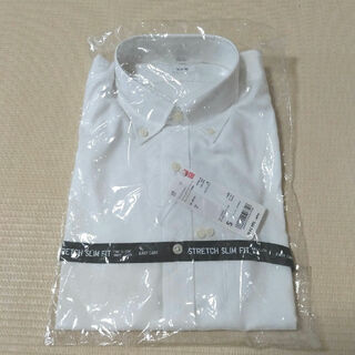 ユニクロ(UNIQLO)のユニクロ　シャツ　長袖　新品　ホワイト(シャツ)