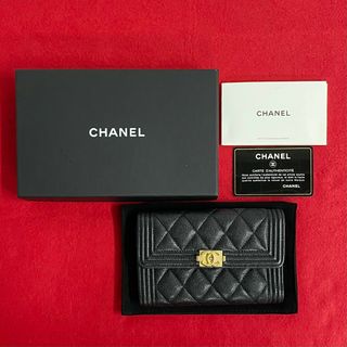 シャネル(CHANEL)のほぼ未使用 箱付 カード シール有 28番台 CHANEL シャネル ボーイシャネル マトラッセ キャビアスキン レザー 二つ折り 財布 90506(財布)