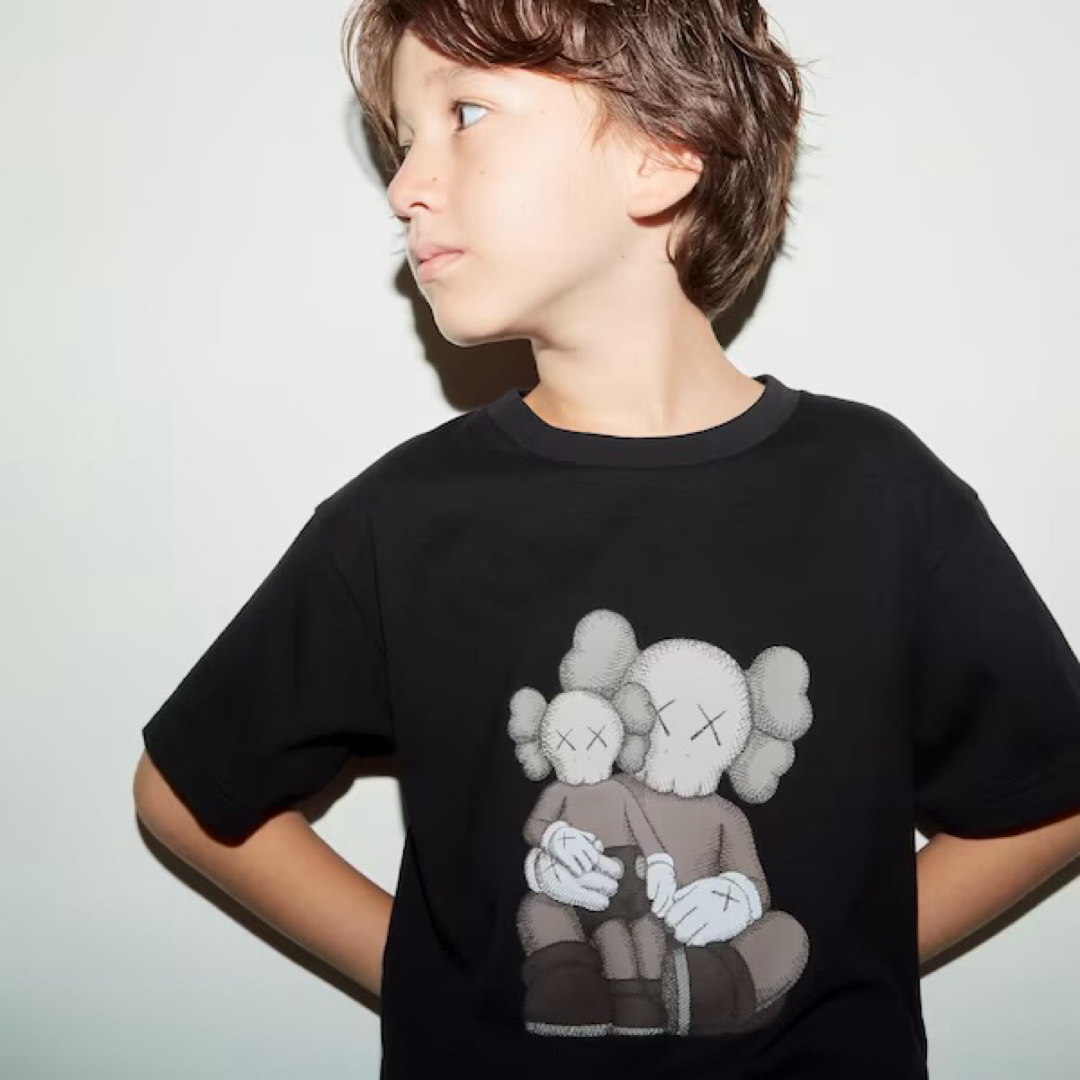 UNIQLO(ユニクロ)の新品 UNIQLOカウズ キッズTシャツ 130cm キッズ/ベビー/マタニティのキッズ服男の子用(90cm~)(Tシャツ/カットソー)の商品写真