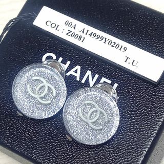 シャネル(CHANEL)のシャネル イヤリング ラウンド シルバー ラメ クリア メタリック 00A 丸(イヤリング)