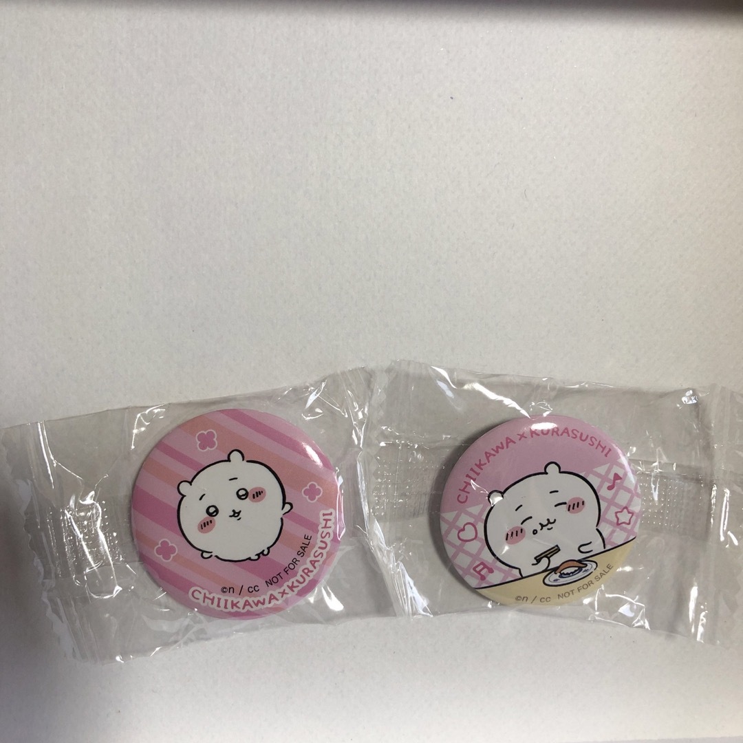 ちいかわ(チイカワ)の♡ちいかわ♡   くら寿司　　缶バッジ エンタメ/ホビーのアニメグッズ(バッジ/ピンバッジ)の商品写真