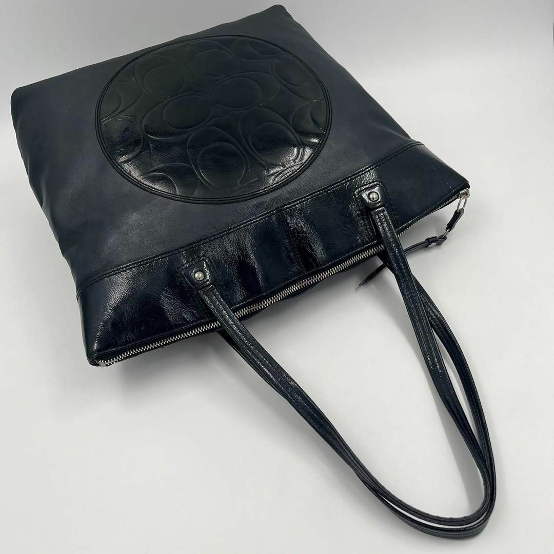 COACH(コーチ)の【美品】coach トートバッグ　A4収納可能　シグネチャー　サークル　黒系 レディースのバッグ(ハンドバッグ)の商品写真