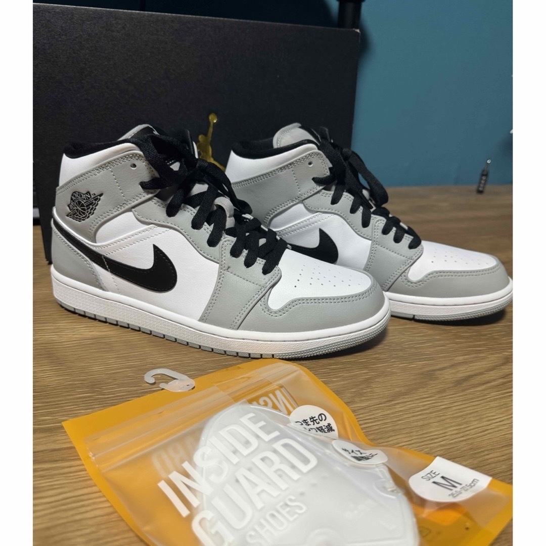 NIKE(ナイキ)のNike Air Jordan 1 Mid Light Smoke  メンズの靴/シューズ(スニーカー)の商品写真