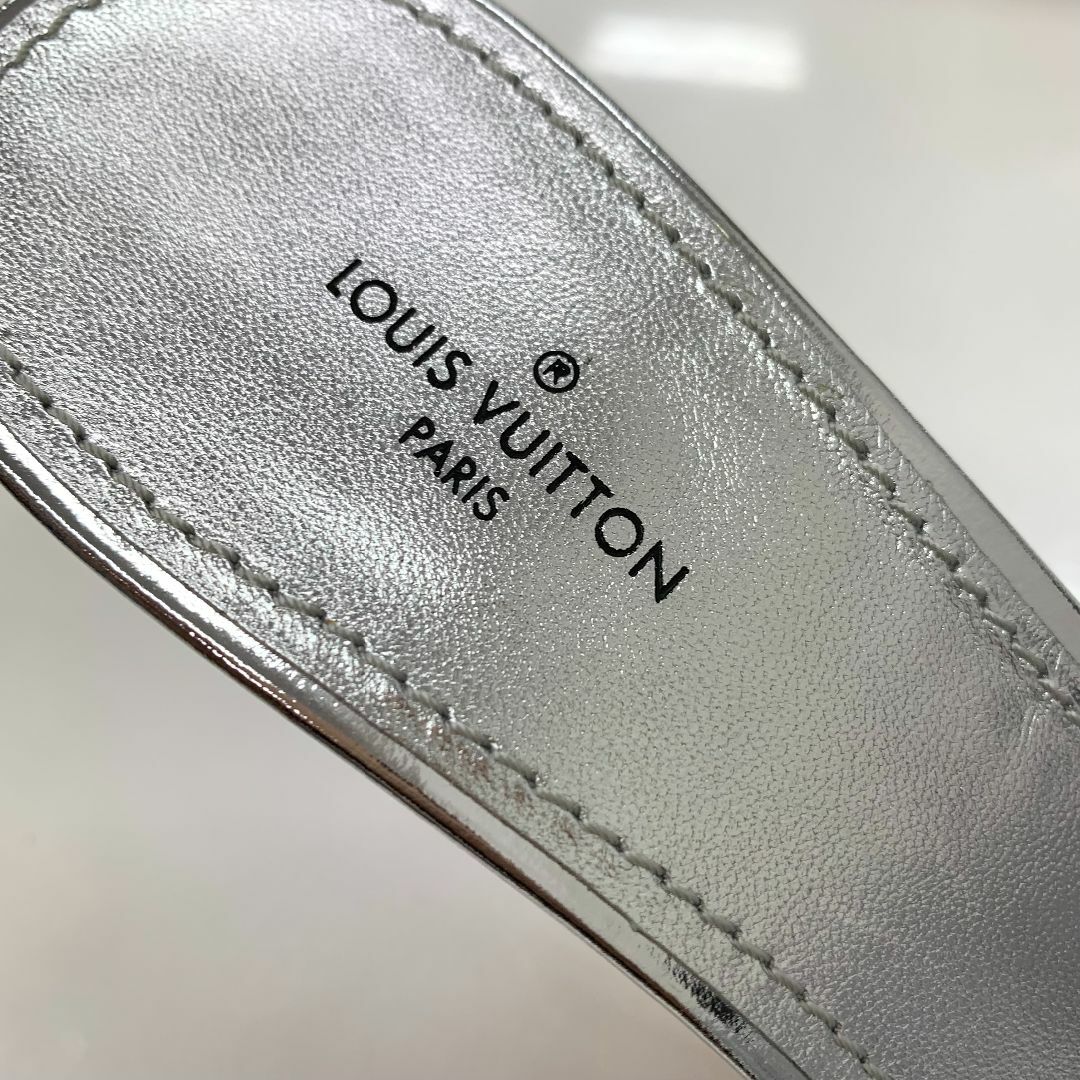 LOUIS VUITTON(ルイヴィトン)の7978 ヴィトン リバイバルライン レザー モノグラム サンダル シルバー レディースの靴/シューズ(サンダル)の商品写真