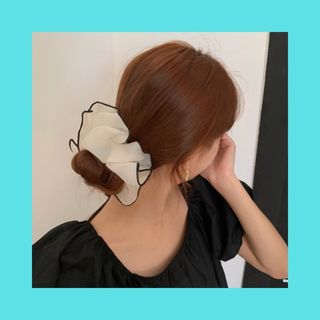 シュシュ　白　黒　ヘアアクセサリー　髪留め　ヘアゴム　レディース　(ヘアゴム/シュシュ)