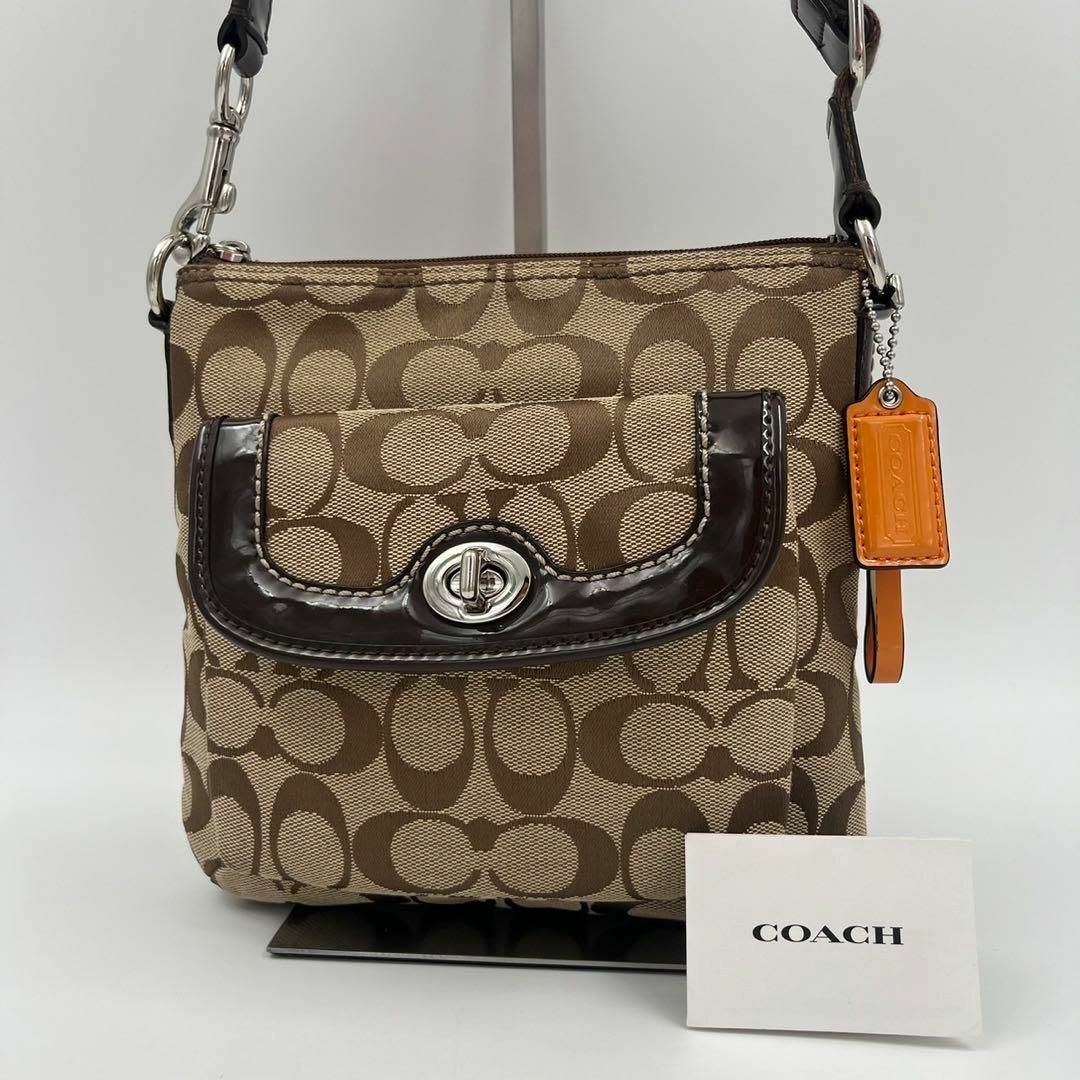 COACH(コーチ)の【美品】coach ショルダーバッグ ターンロック　タグ　チャーム　シグネチャー レディースのバッグ(その他)の商品写真