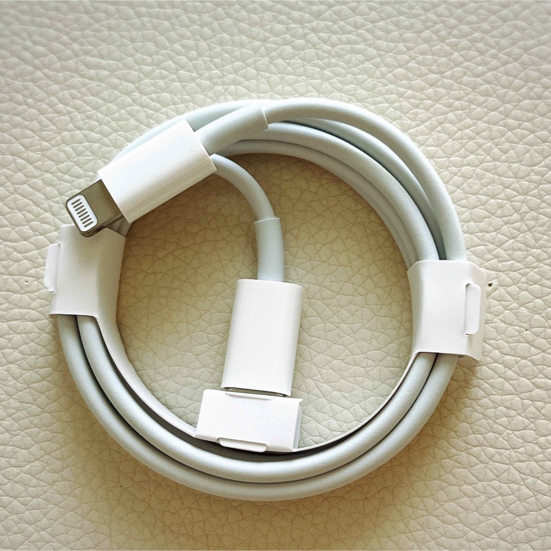 Apple(アップル)のiPhone  USB-C  Lightningケーブル スマホ/家電/カメラのスマートフォン/携帯電話(その他)の商品写真