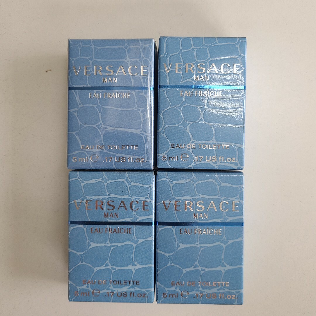 VERSACE(ヴェルサーチ)の新品未使用ヴェルサーチ　マンオーフレッシュ　オードトワレ5ml コスメ/美容の香水(香水(男性用))の商品写真