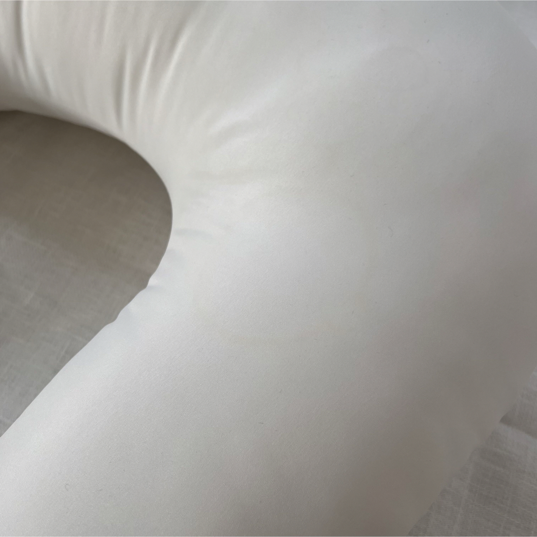 2023年8月購入【エアリコ】授乳クッション　ムーンホワイト　airrico インテリア/住まい/日用品のインテリア小物(クッション)の商品写真