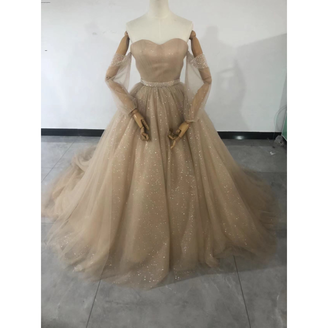 カラードレス 薄シャンパンの色 ベアトップ キラキラグリッターチュール 結婚式  レディースのフォーマル/ドレス(ウェディングドレス)の商品写真