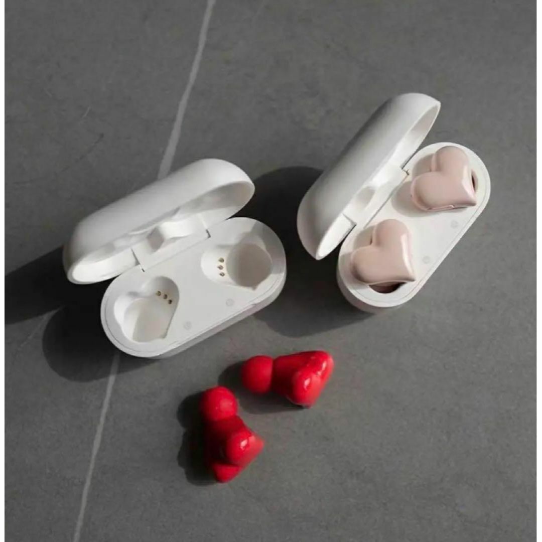 イヤホン　レッド ハート型イヤホン　かわいい Heart Buds ワイヤレス スマホ/家電/カメラのオーディオ機器(ヘッドフォン/イヤフォン)の商品写真