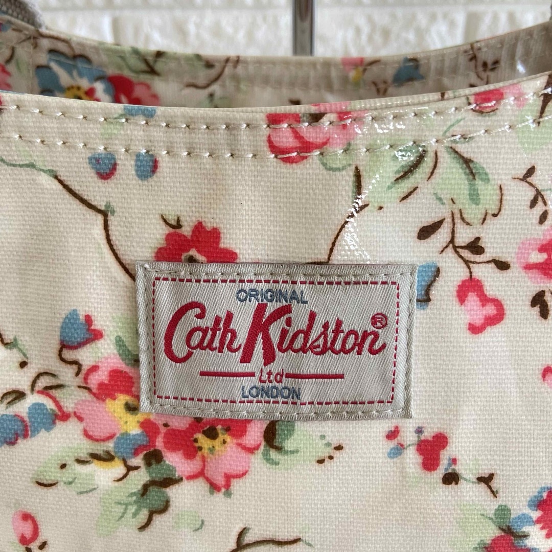 Cath Kidston(キャスキッドソン)のCathKidstonキャスキッドソン　ハンドバッグ　花柄ビニールバッグ レディースのバッグ(ハンドバッグ)の商品写真