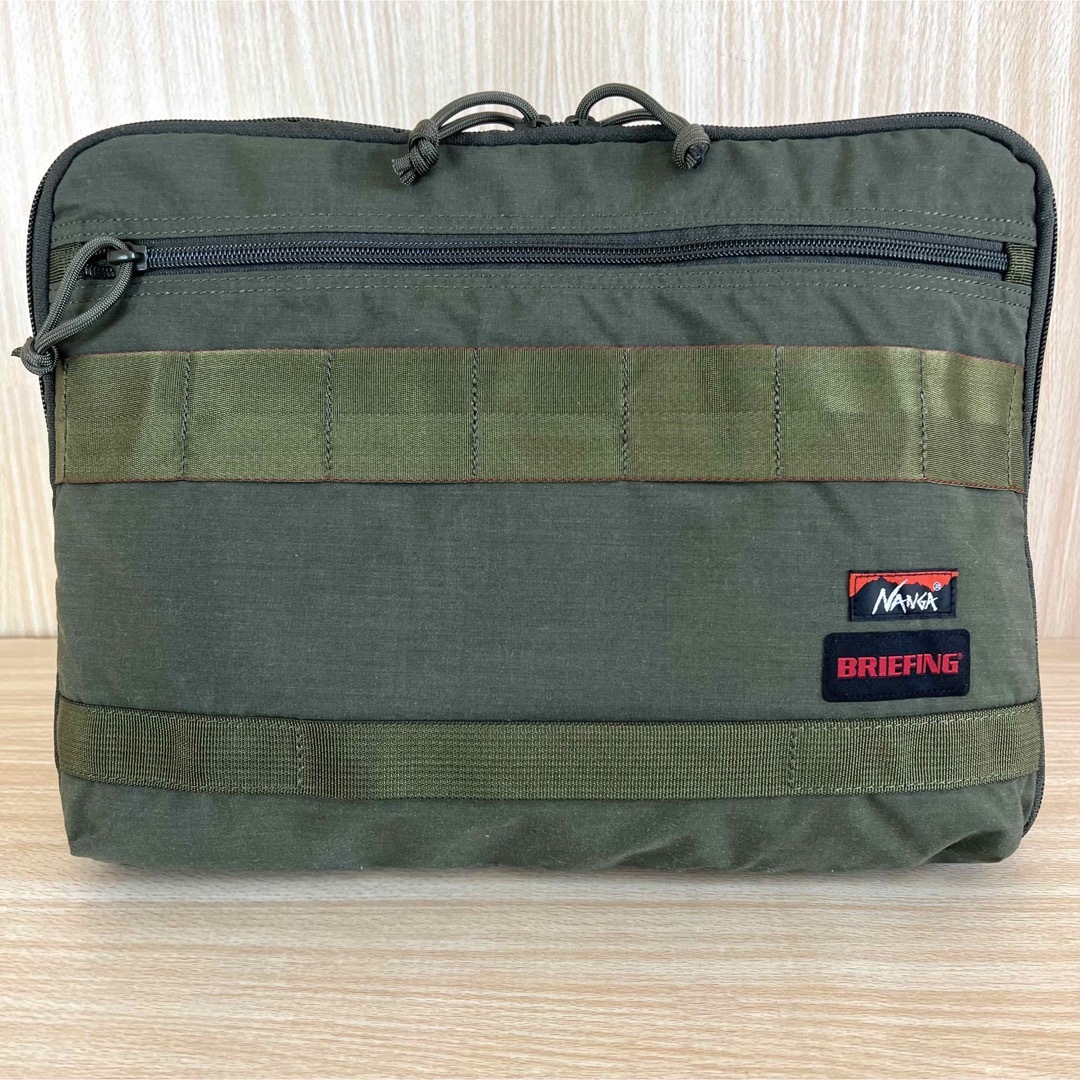 BRIEFING(ブリーフィング)の【限定コラボ】BRIEFING × NANGA PCケース L 緑 OLIVE メンズのバッグ(セカンドバッグ/クラッチバッグ)の商品写真