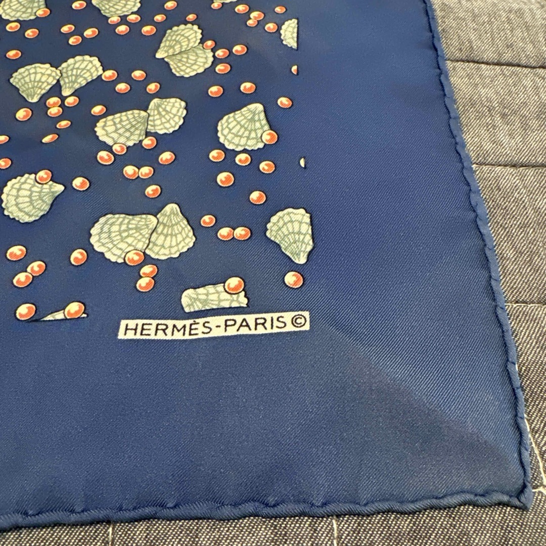 Hermes(エルメス)のHERMES エルメス シルクハンカチ 貝殻 シェル ロゴ レディースのファッション小物(ハンカチ)の商品写真