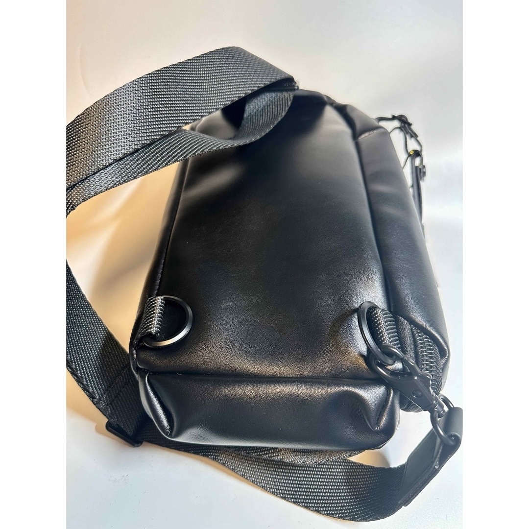 【未使用】TUMI『ケリー』スリング ボディバッグ レザー仕様 メンズのバッグ(ボディーバッグ)の商品写真
