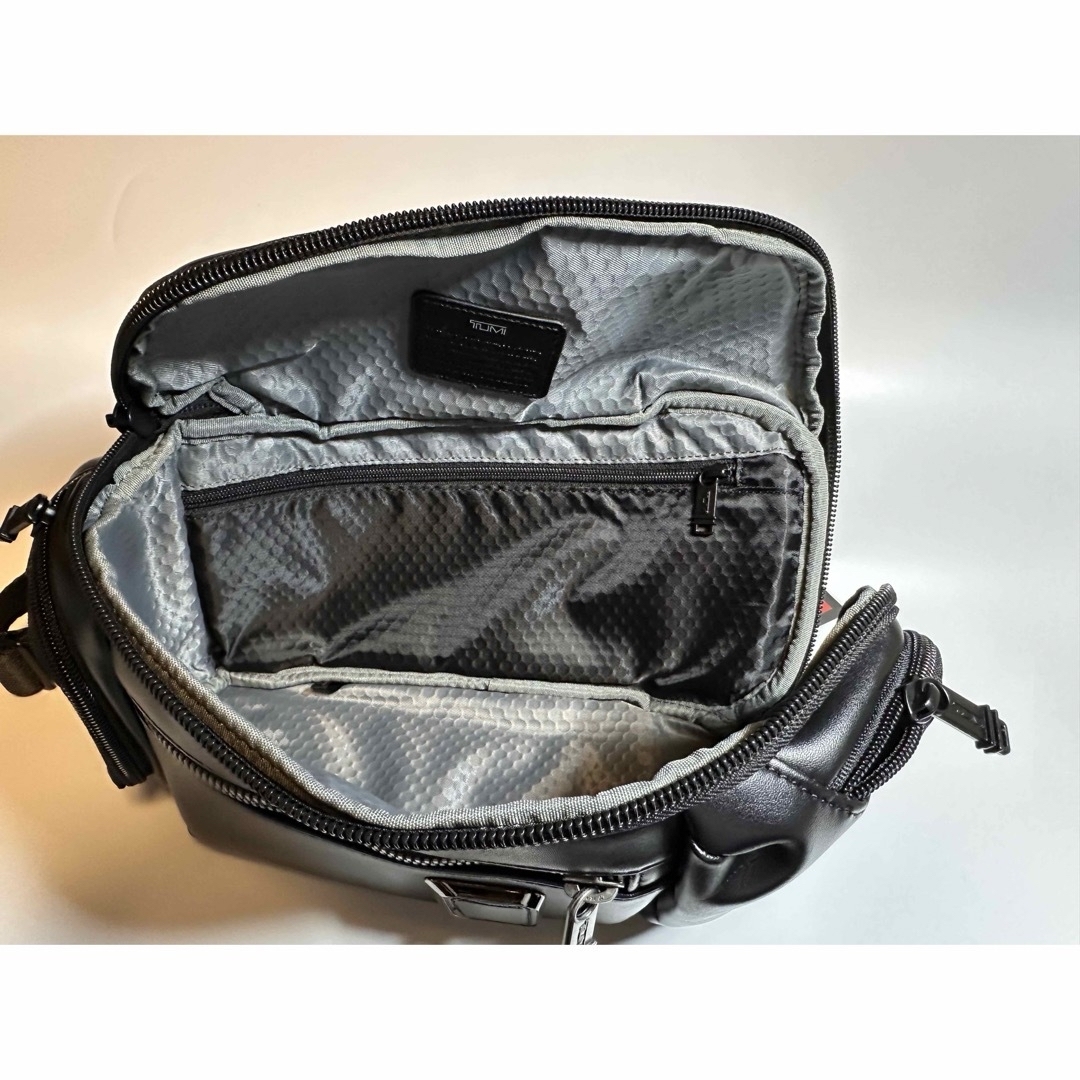 【未使用】TUMI『ケリー』スリング ボディバッグ レザー仕様 メンズのバッグ(ボディーバッグ)の商品写真