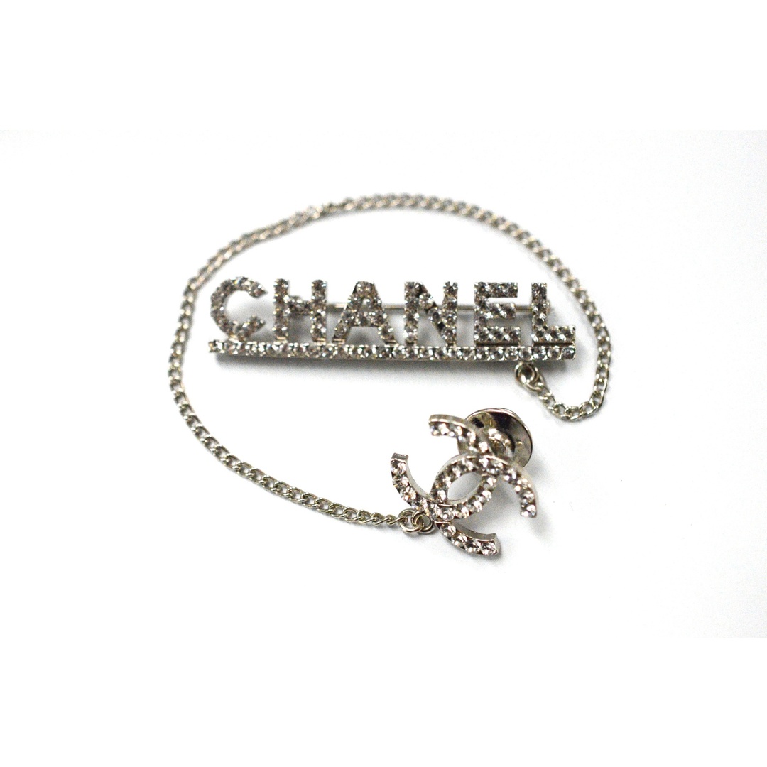 CHANEL(シャネル)のシャネル（CHANEL）　ラインストーン　ココマーク×ロゴ　チェーン　ブローチ 02P 　【中古】　JA-18814 レディースのアクセサリー(イヤリング)の商品写真