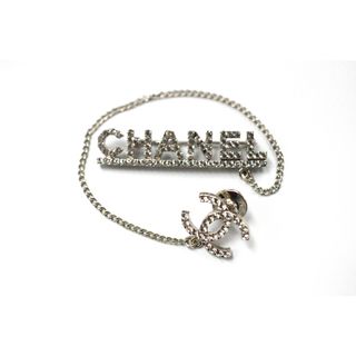 シャネル(CHANEL)のシャネル（CHANEL）　ラインストーン　ココマーク×ロゴ　チェーン　ブローチ 02P 　【中古】　JA-18814(イヤリング)