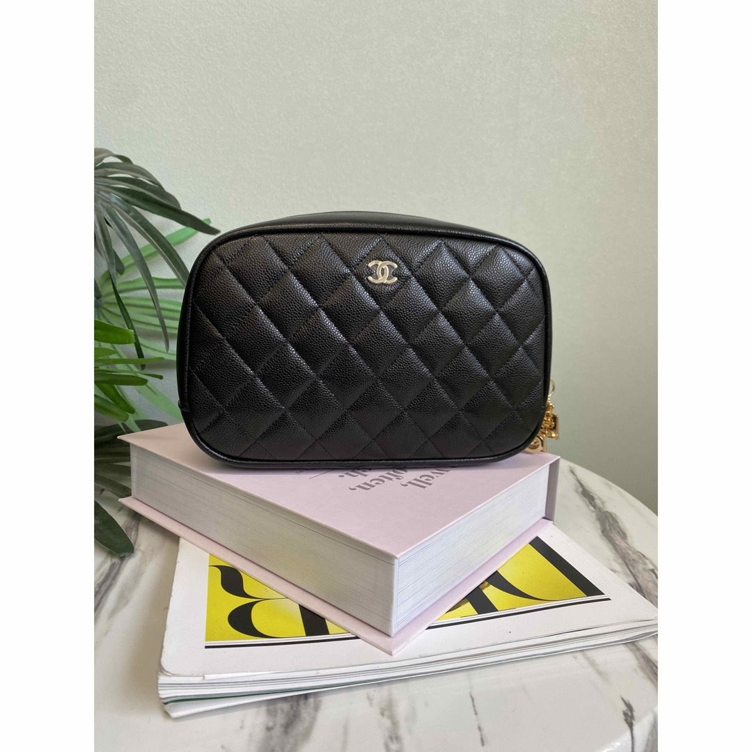 CHANEL(シャネル)のCHANEL シャネル マトラッセ ラムスキン ココマーク ポーチ レディースのファッション小物(ポーチ)の商品写真