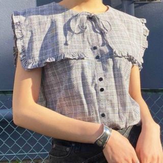 エモダ(EMODA)の【美品】EMODA  エモダ　ビッグカラーフリルトップ　夏服　トップス　ブラウス(カットソー(半袖/袖なし))