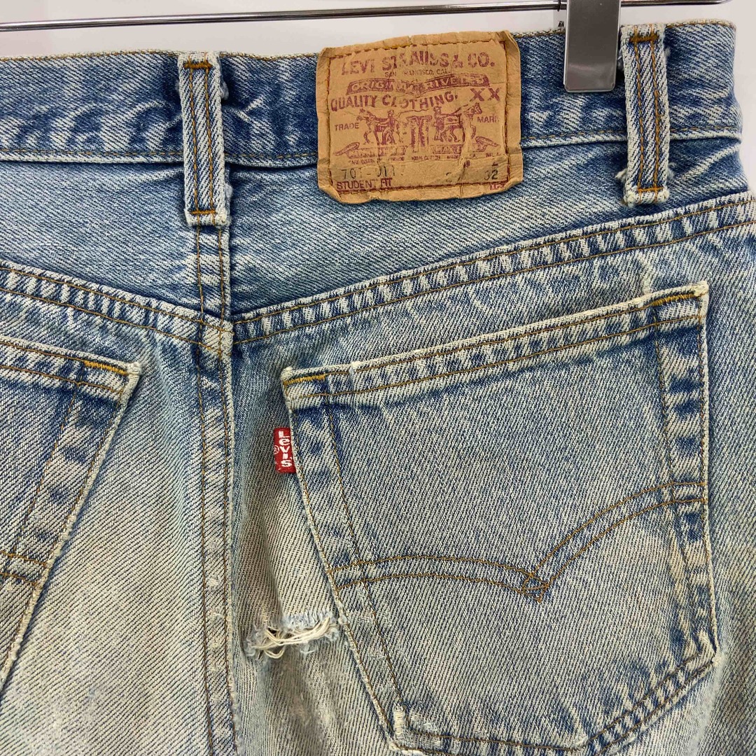 Levi's(リーバイス)のLevi’s リーバイス レディース ハーフパンツ　デニム　ジーンズ　ダメージ加工　紙パッチ レディースのパンツ(デニム/ジーンズ)の商品写真