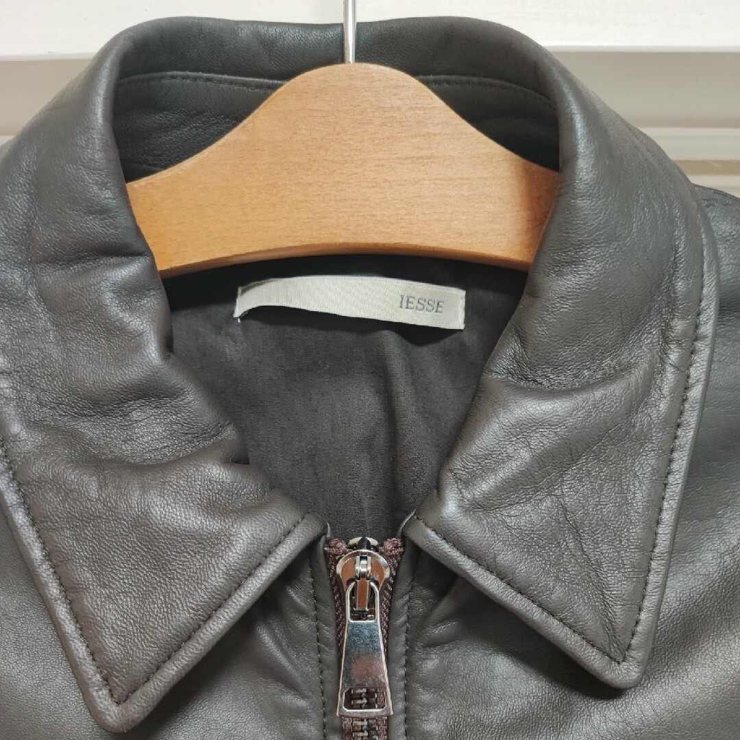 【美品】IESSE イタリアレザーブルゾン Ｍサイズ ダークブラウン 羊革 メンズのジャケット/アウター(レザージャケット)の商品写真