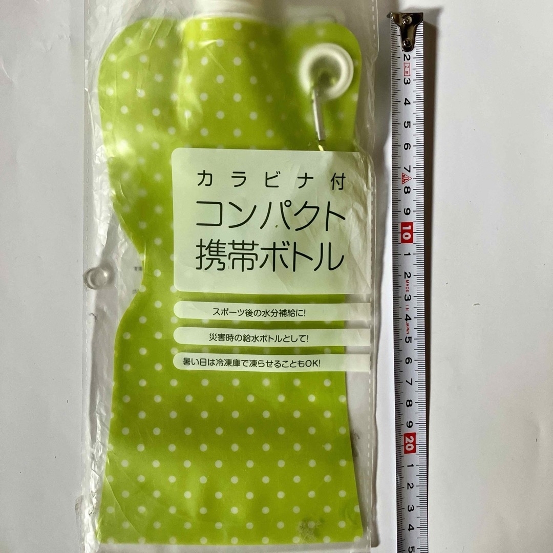 新品 カラビナ付き折り畳めるコンパクト携帯水筒ボトル 水分補給に 冷凍もOK キッズ/ベビー/マタニティの授乳/お食事用品(水筒)の商品写真